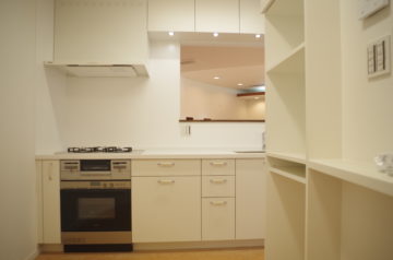 シンプルで白い清潔感のあるI型キッチンの画像