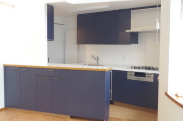 ネイビーブルーのモダンなI型キッチンをオーダーキッチンで製作の画像