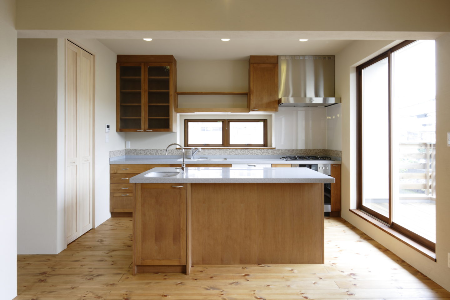 無垢材の四方框の二列型キッチン