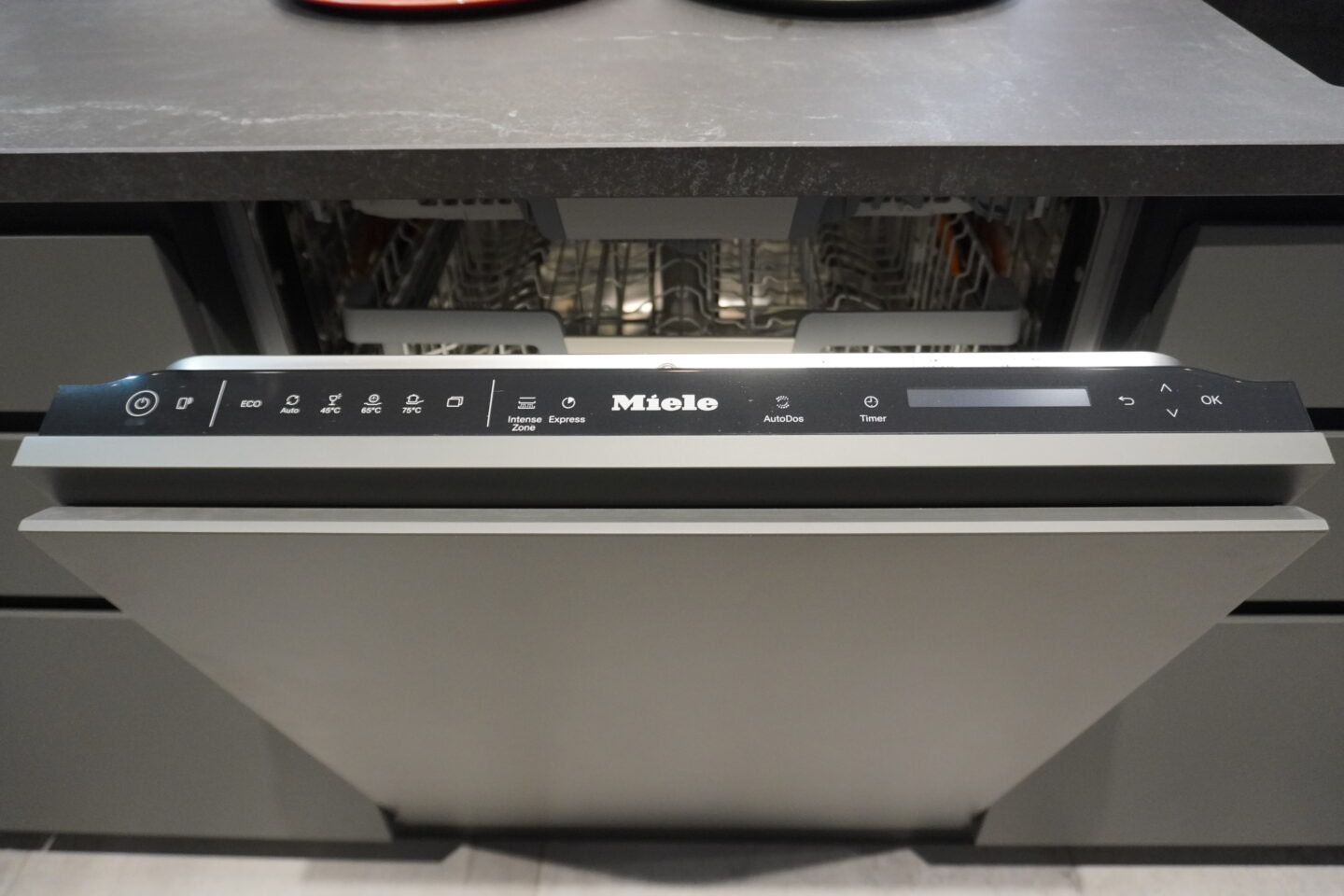 東京都のビルのリノベーションでワイズキッチンファクトリーのオーダーキッチンで、Mieleの食洗機を採用した施工事例の画像