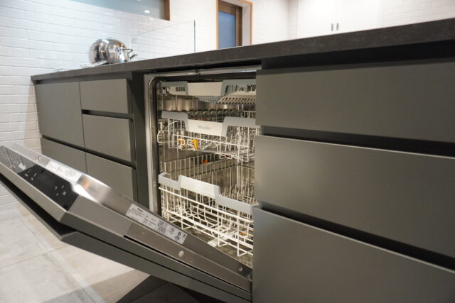東京都のビルのリノベーションでワイズキッチンファクトリーのオーダーキッチンで、Mieleの食洗機をオープンした様子の画像