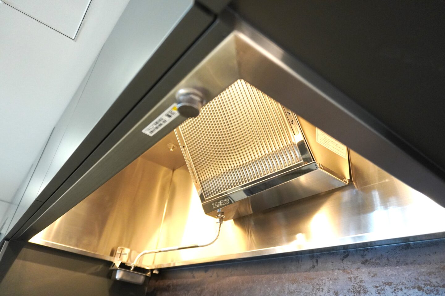東京都のビルのリノベーションでワイズキッチンファクトリーのオーダーキッチンで、オーダー換気扇を採用した施工事例の画像