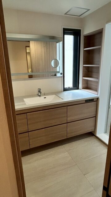 横浜・中区山手のマンションリノベ、造作洗面台、オーダーキッチン、LED照明付きミラー