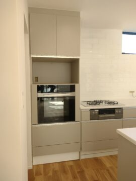 【施工事例|茅ヶ崎市】メーカーキッチンと調和する家電トール収納とレコードラック|オーダーキッチン専門店 Y’s KITCHEN FACTORYの画像