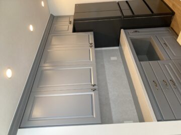 永く愛せるオーダーカップボード|横浜でクラシックな造作キッチンを叶えた藤沢市K様邸施工例の画像