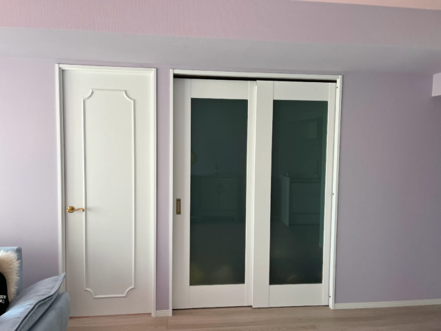 ダイノックシートとモールディングでホワイトで洗練された扉に。