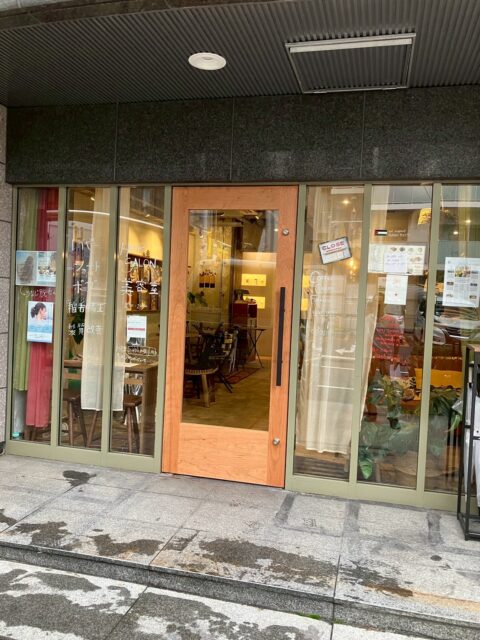 店舗入口扉リニューアル施工事例|東京都内美容室&Cafe併設店舗