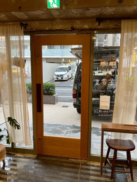 店舗入口扉リニューアル施工事例|東京都内美容室&Cafe併設店舗