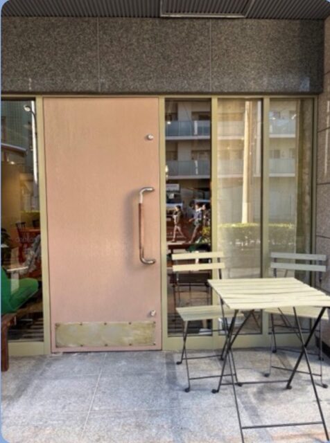 店舗入口扉リニューアル施工事例|東京都内美容室&Cafe併設店舗