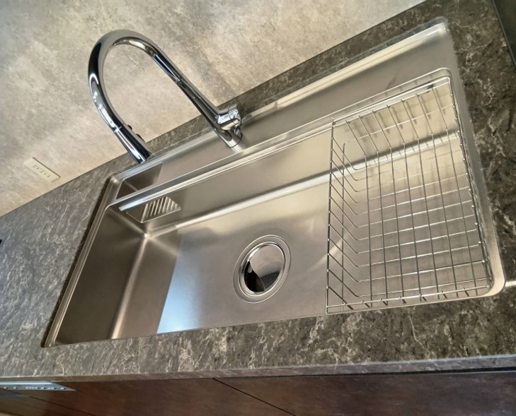 特注大型ステンレスシンクとKOHLERタッチレス水栓を採用したオーダーキッチン