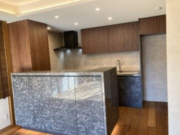 横浜市中区のオーダーキッチン施工事例|縦格子×シーザーストーンのネオモダンキッチン|ワイズキッチンファクトリーの画像
