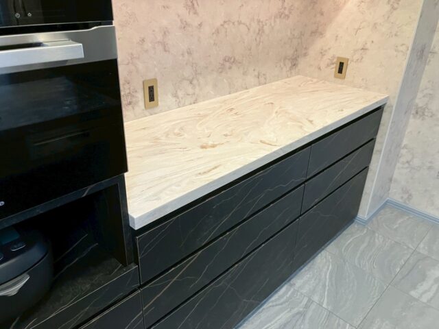 輸入住宅に、黒石目のオーダーキッチンを。【川崎市戸建てリノベーション】