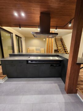 横浜市の新築住宅｜愛用の椅子に合わせて設計した鉄板プレート付きオーダーキッチンの画像