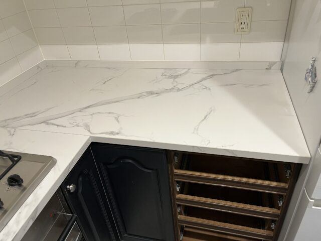 DEKTON AURAのセラミック天板に交換したコの字型キッチン
